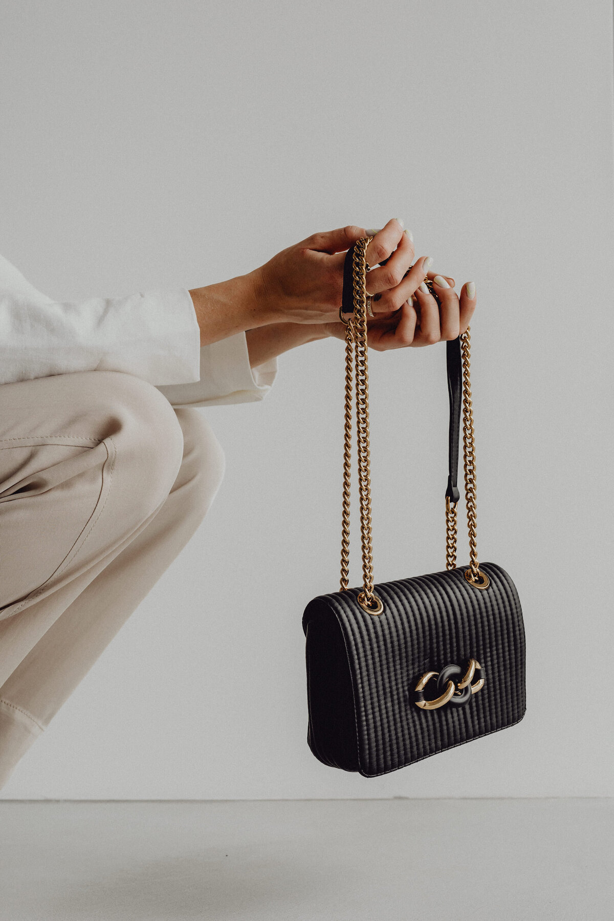 kaboompics_anonymous-female-in-trendy-outfit-with-bag-27770