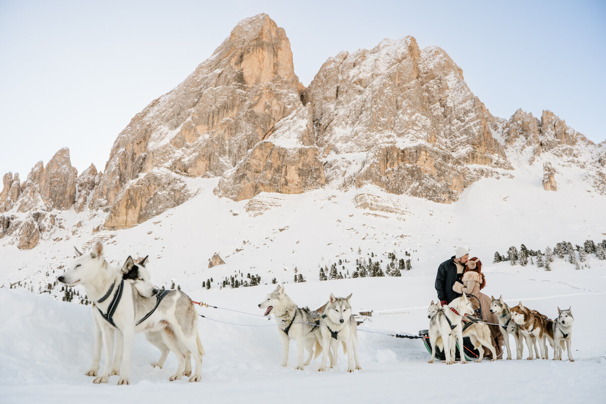 April & Taylor_Dog Sledding Winter Couples Photos_Dolomites_03.FEB.2025_mariahariannaphoto-539