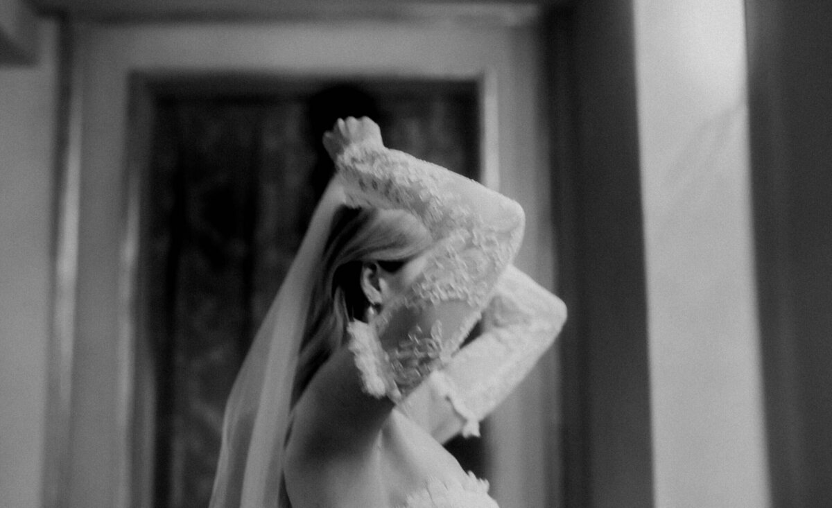 exclusive-wedding-photographer-bride-getting-ready-in-tuscany-borgo-santo-pietro-scaled