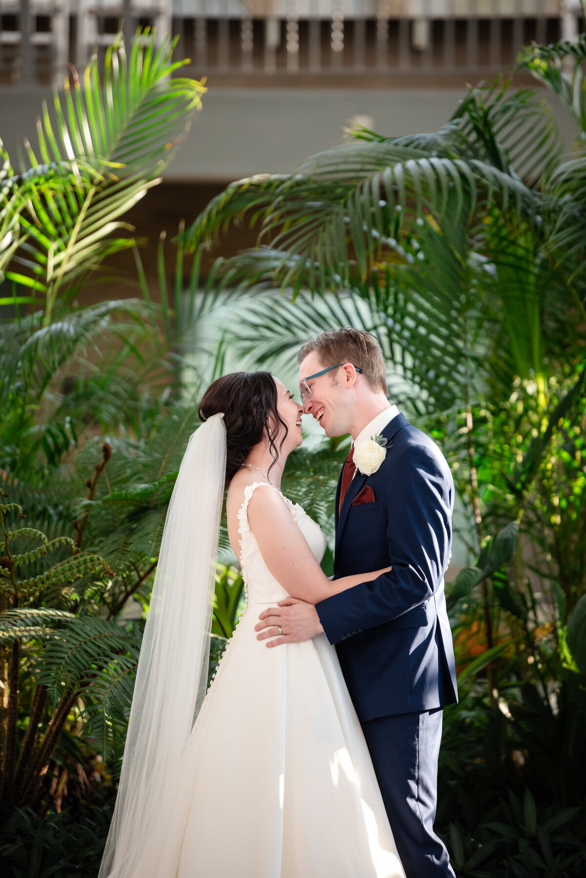 best-forest-park-wedding-photographer-saint-louis-visitor-center-wedding-photogra-her-sarah-oberheim-4