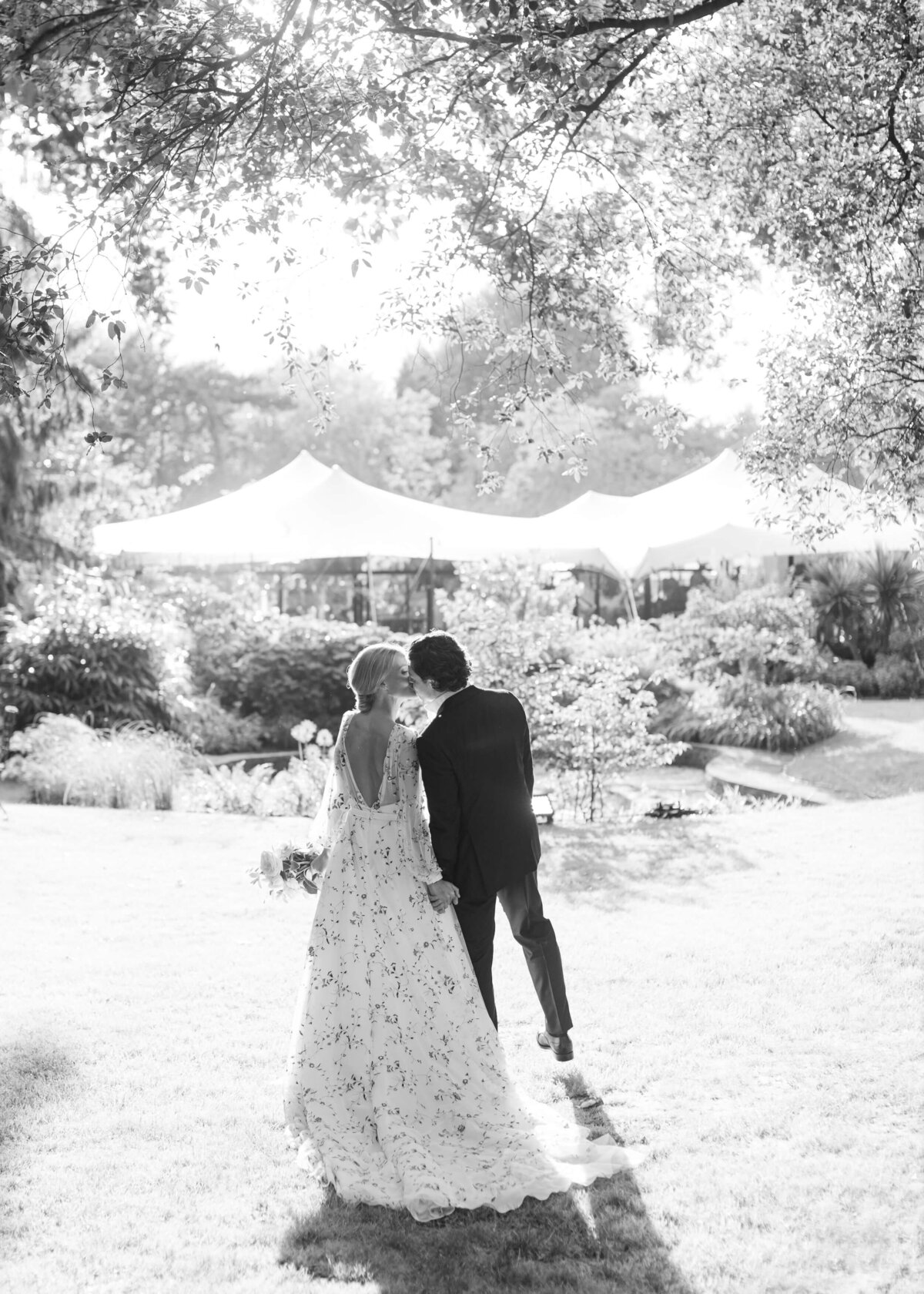 chloe-winstanley-weddings-bride-groom-kiss-sassi-holford
