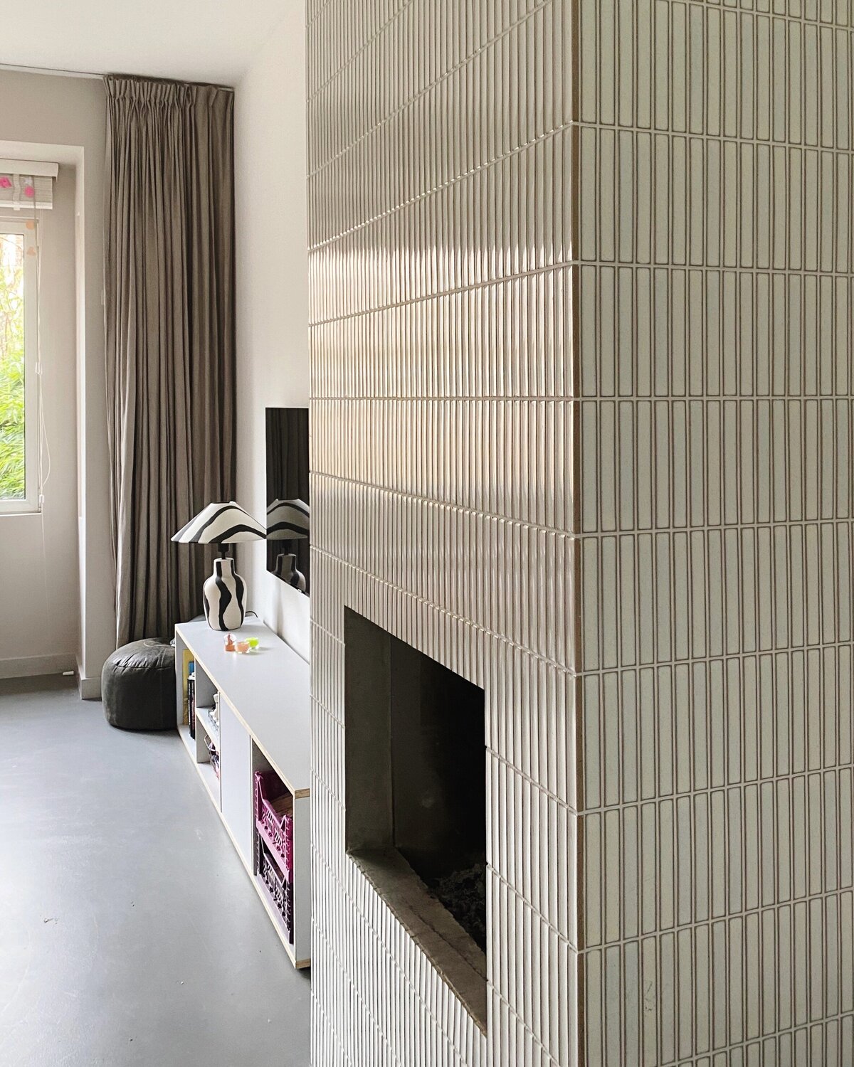 Deze haard werd een echte eyecatcher door tegels toe te voegen.