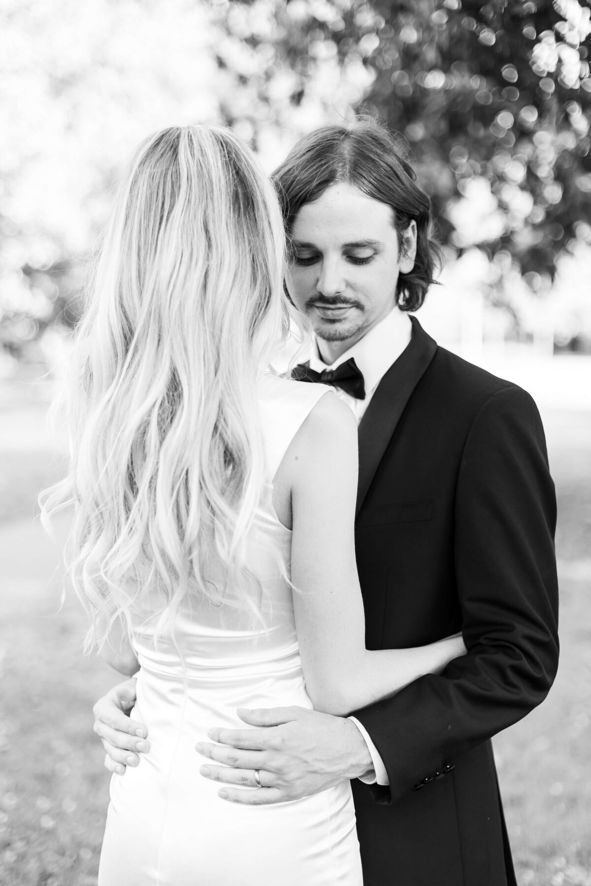 Bride and groom portraits in the grounds of Vanderbilt Alumni Hall, Nashville