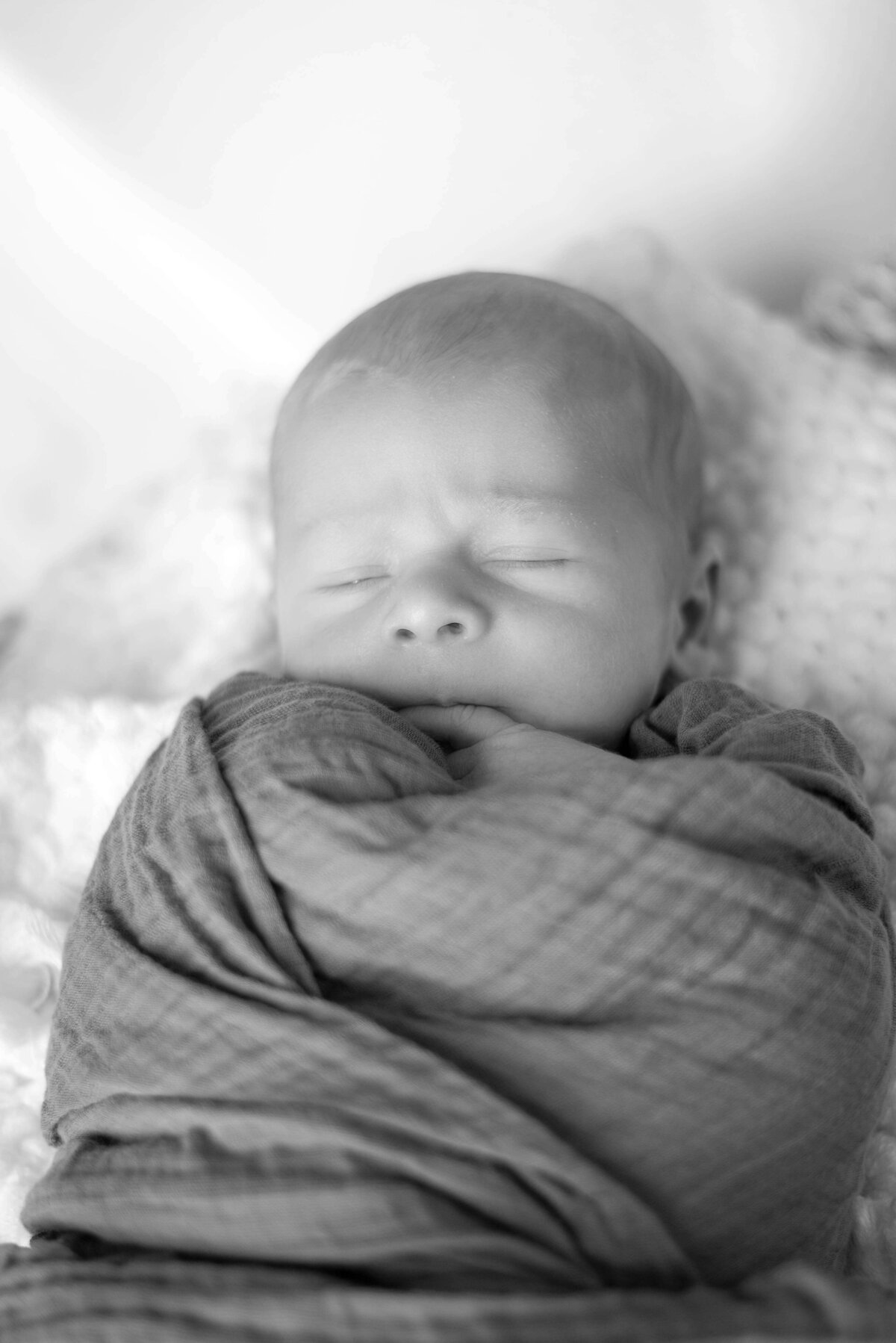newborn-sleeping-black-and-white