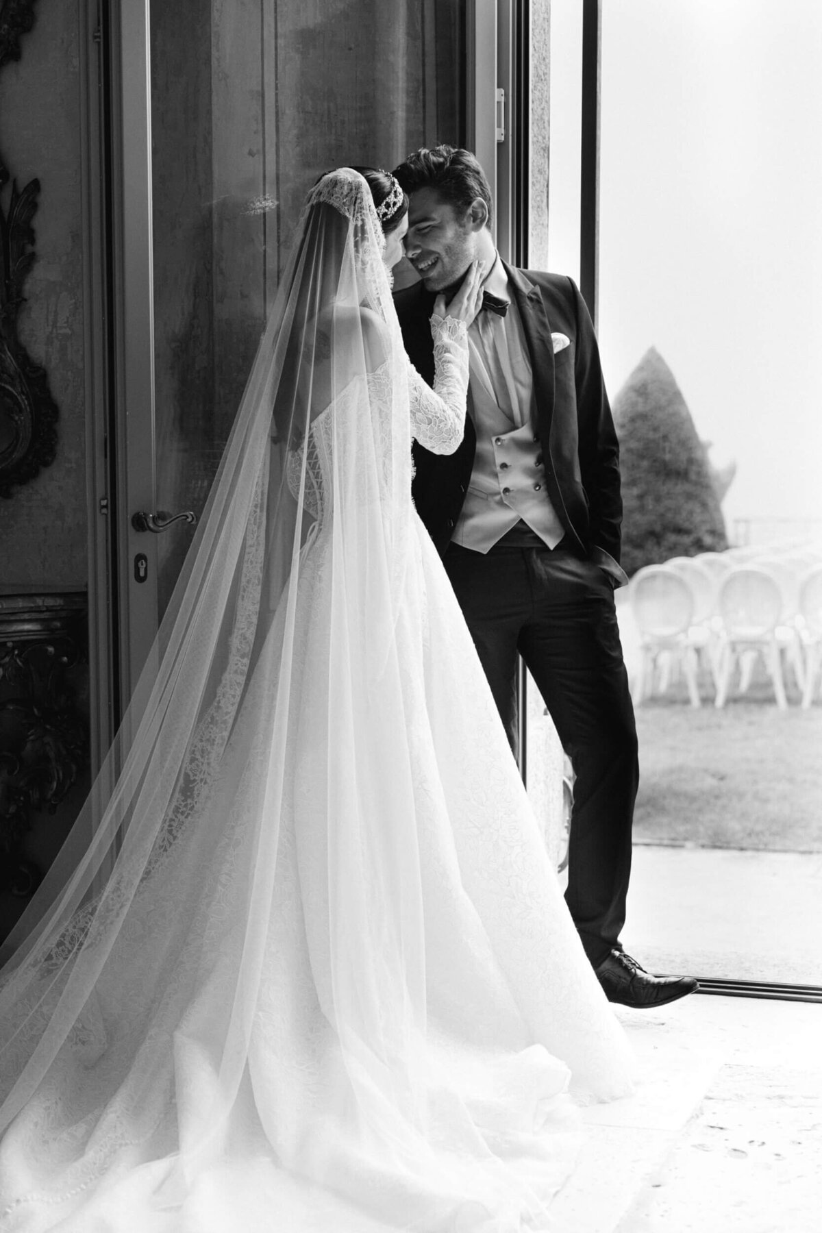 A black and white wedding photo of the bride and groom at Villa Balbiano on Lake Como in Italy