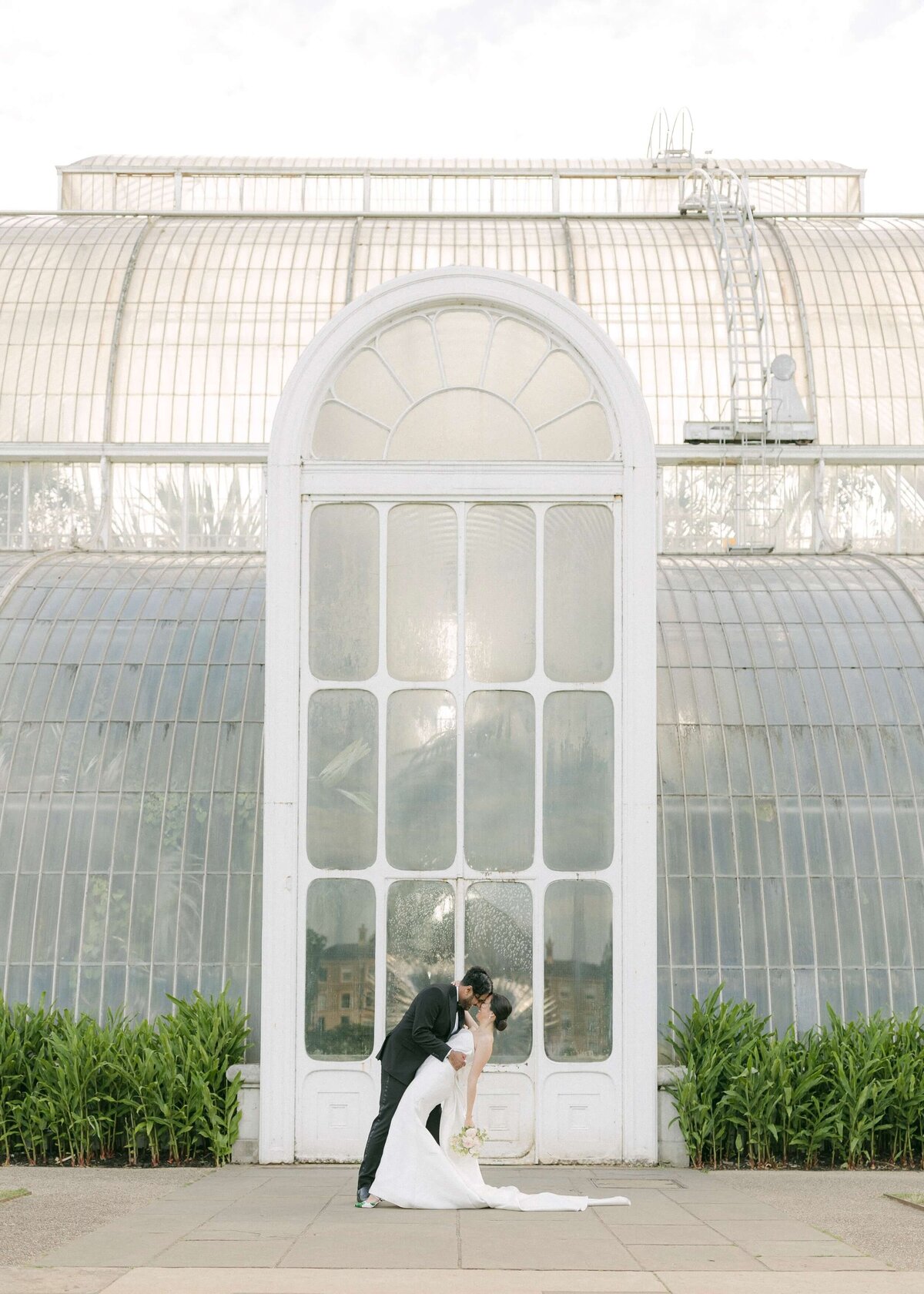 Anna-Vish-Wedding-Kew-Gardens-Chloe-Lowe-Photography-384