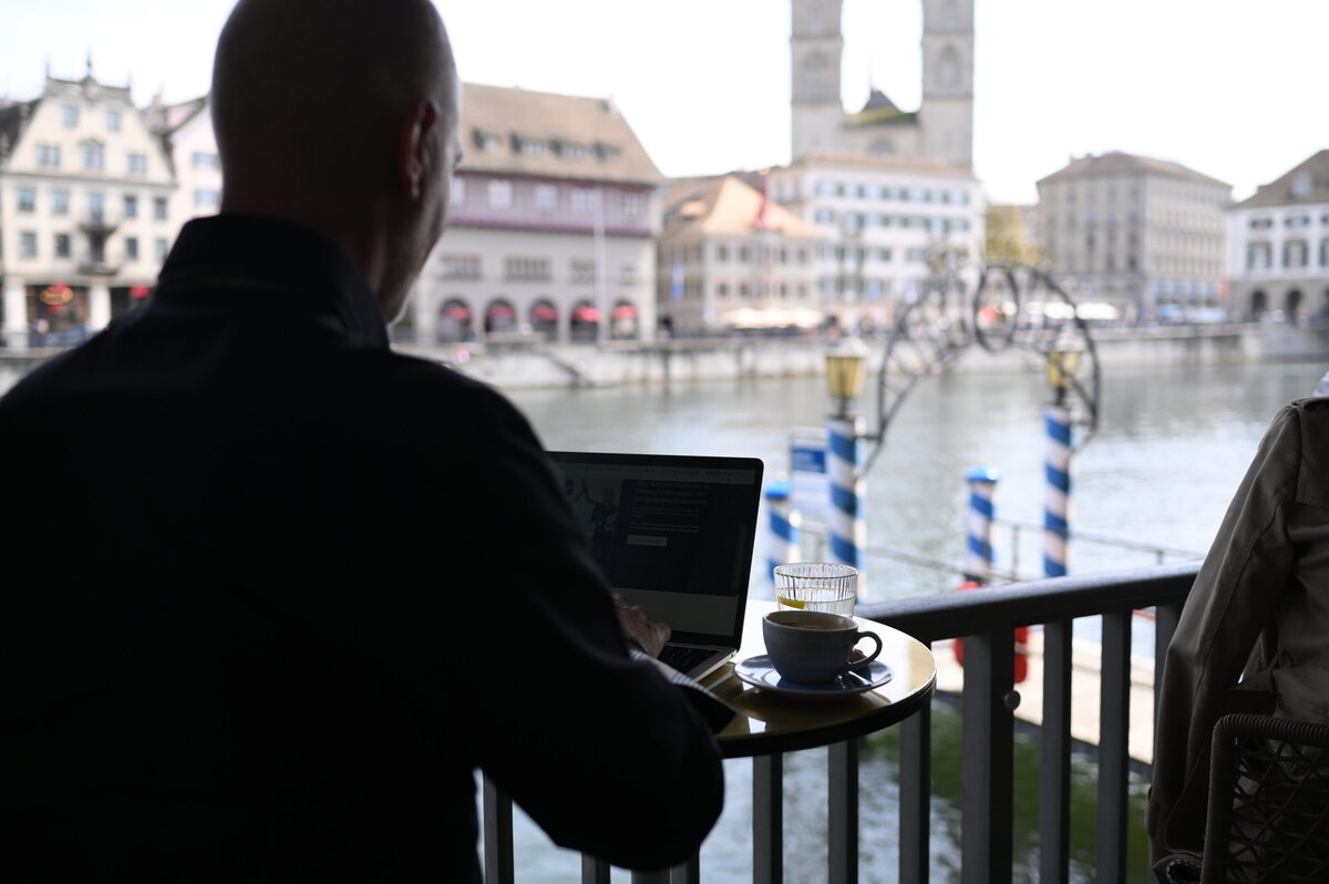 André arbeitet Anfragen am Computer ab