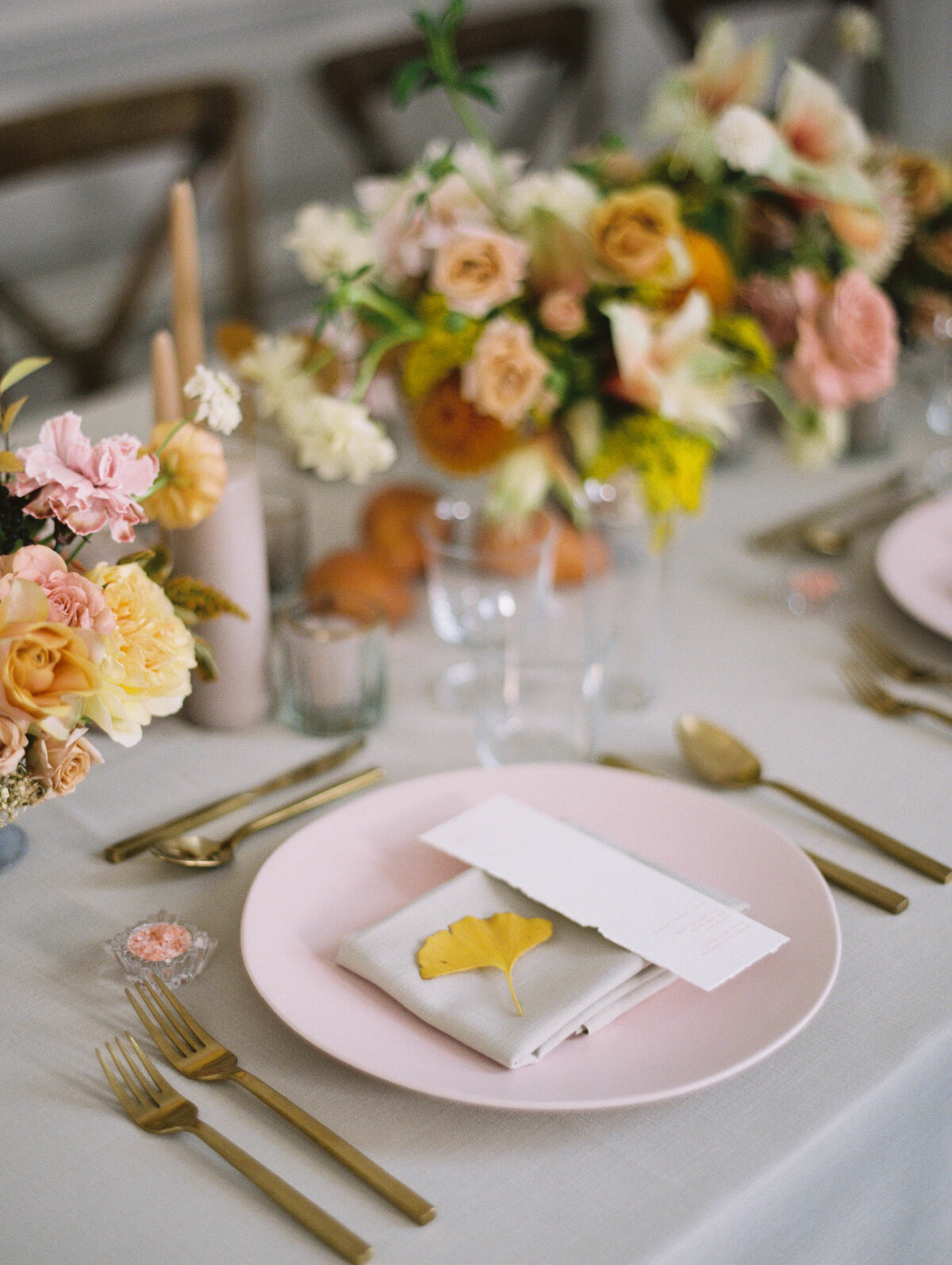 max-owens-design-yellow-wedding-flowers-09-pink-plate-modern