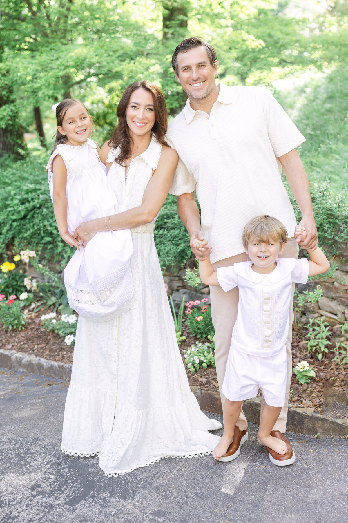 Family dressed in white outdoor family photography session