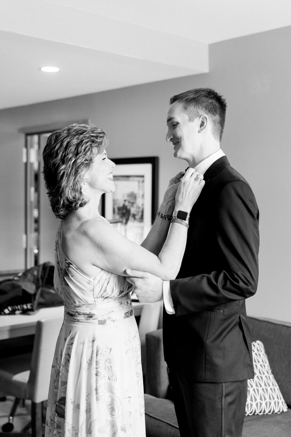Groom's mom helping him adjust his tie