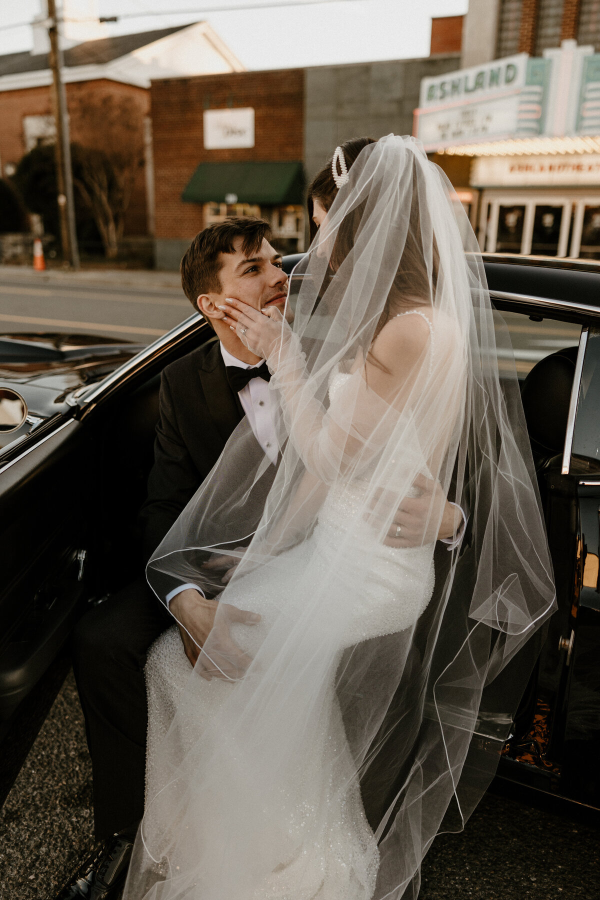 Classic Wedding photos of bride and groom in Richmond VA