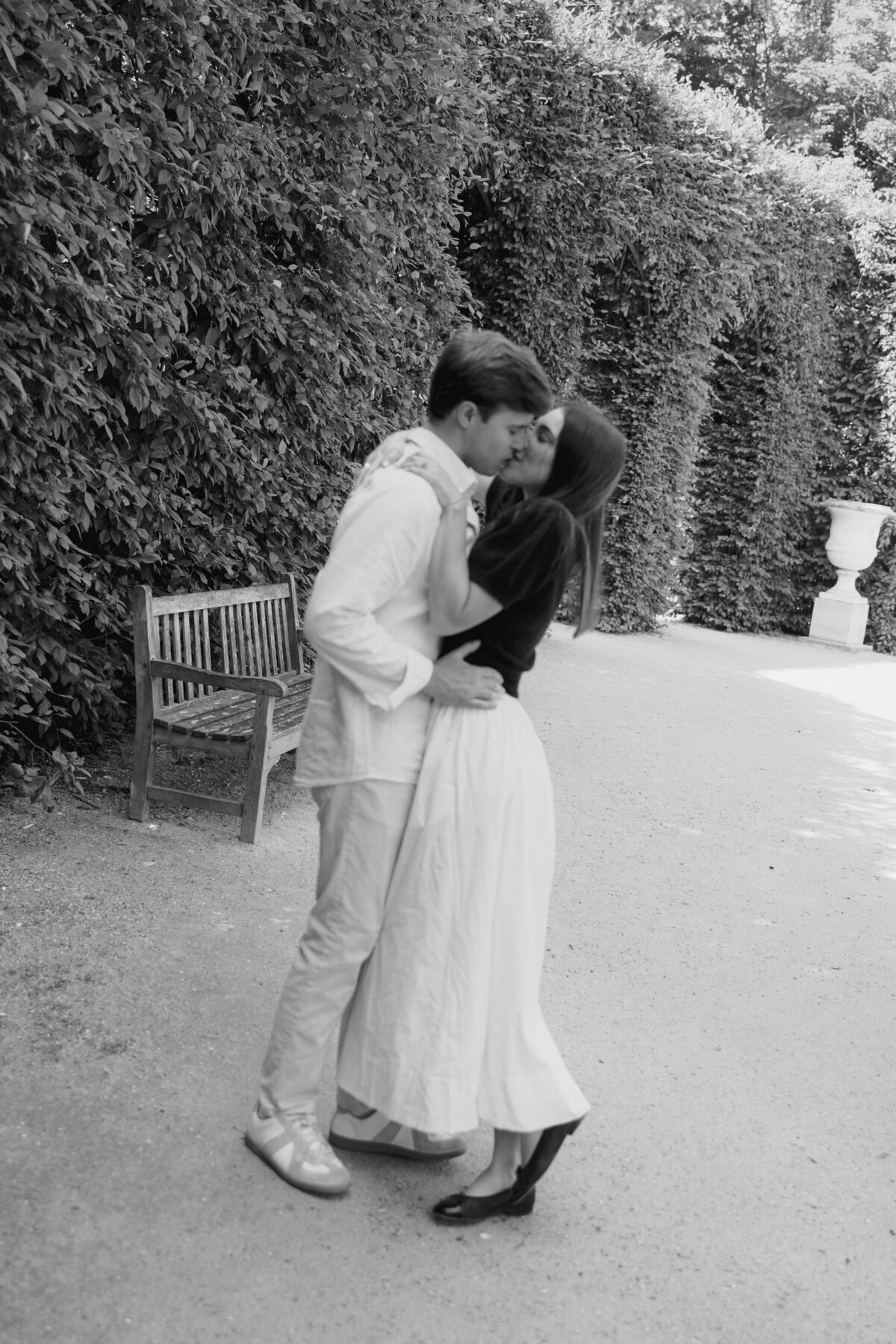 Engagement-Paris-Rodin-Garden-wedding-Larisa-Shorina-34