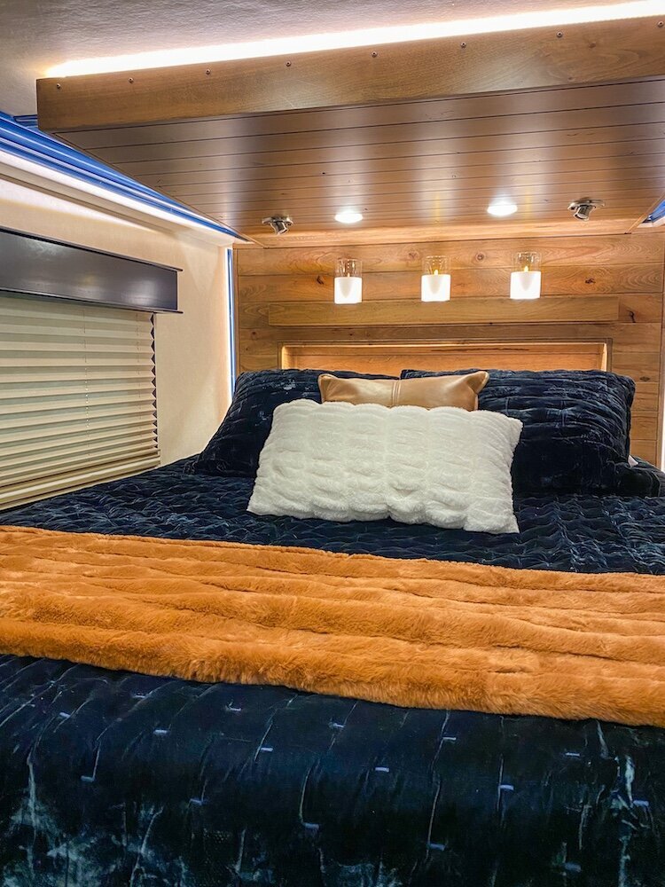 luxury-living-quarter-horse-trailers-trail-boss-conversions-nose-9