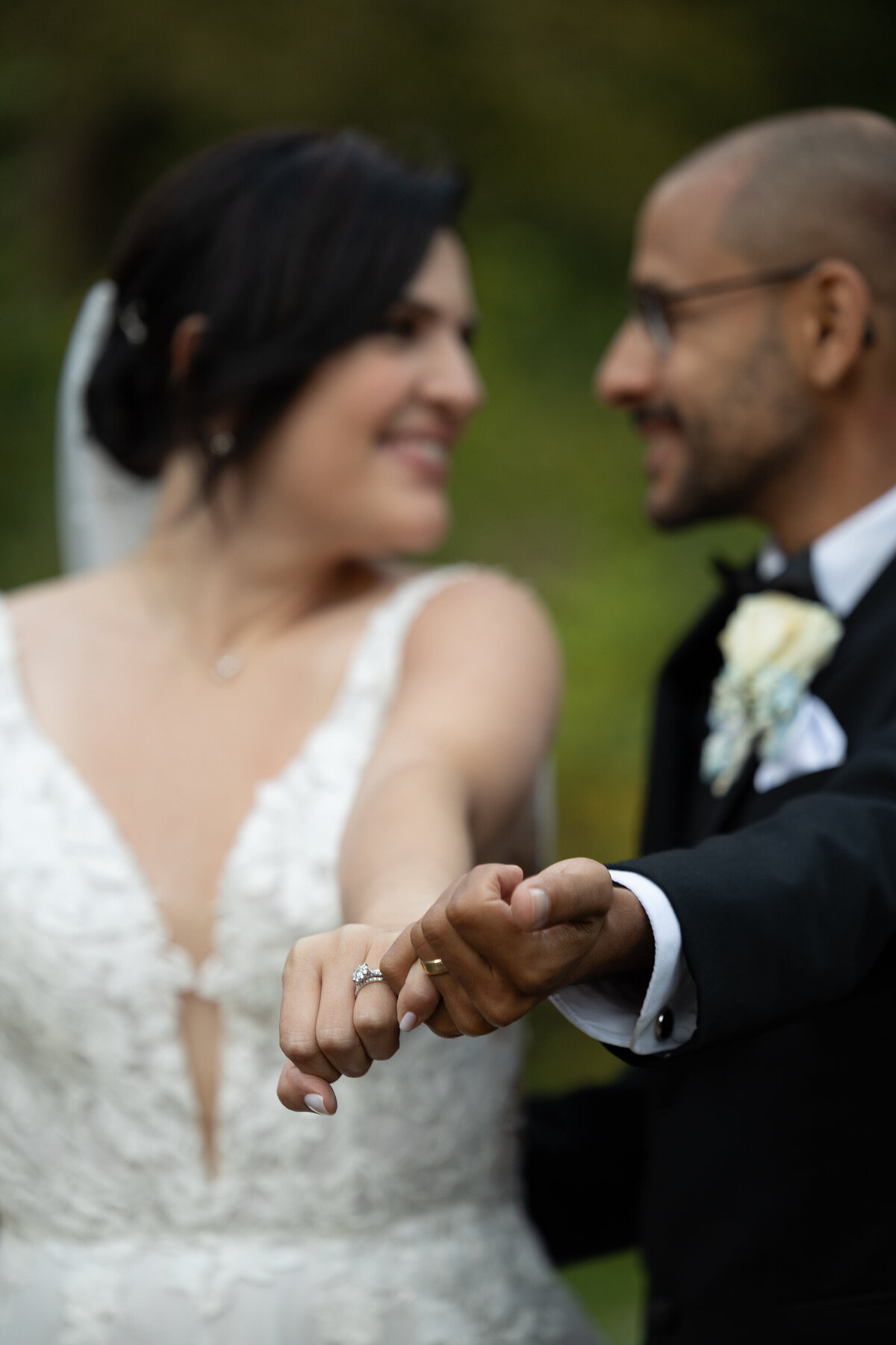 Regards de couple avec alliances le jour du mariage Montréal