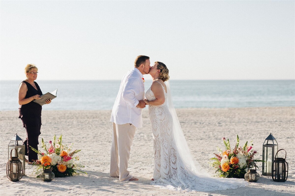 miranda-rose-photo-pass-a-grille-beach-elopement-chantilly-chic-celebrations-5