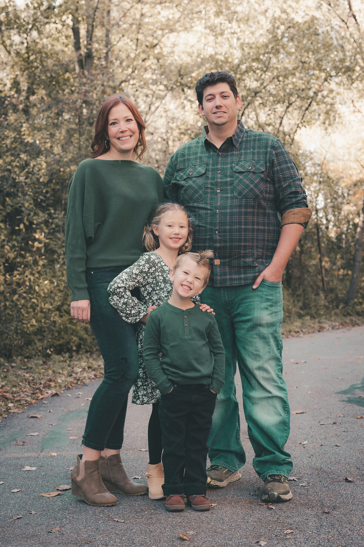 family of 4 family photos taken at Bicentennial Park in Grand Blanc, MI 