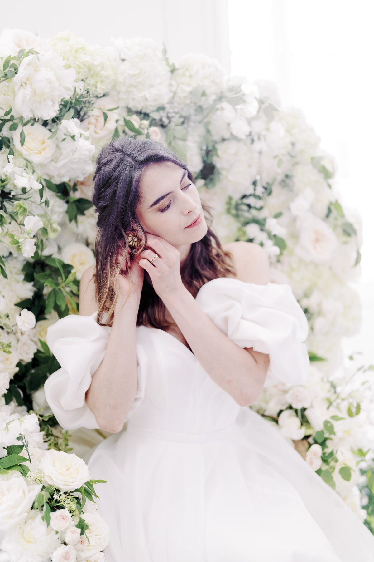 mariee-entouree-hortensias-blancs