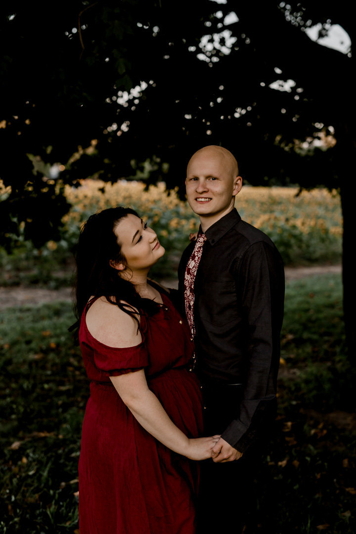 Engagement session in the sunflower field0040