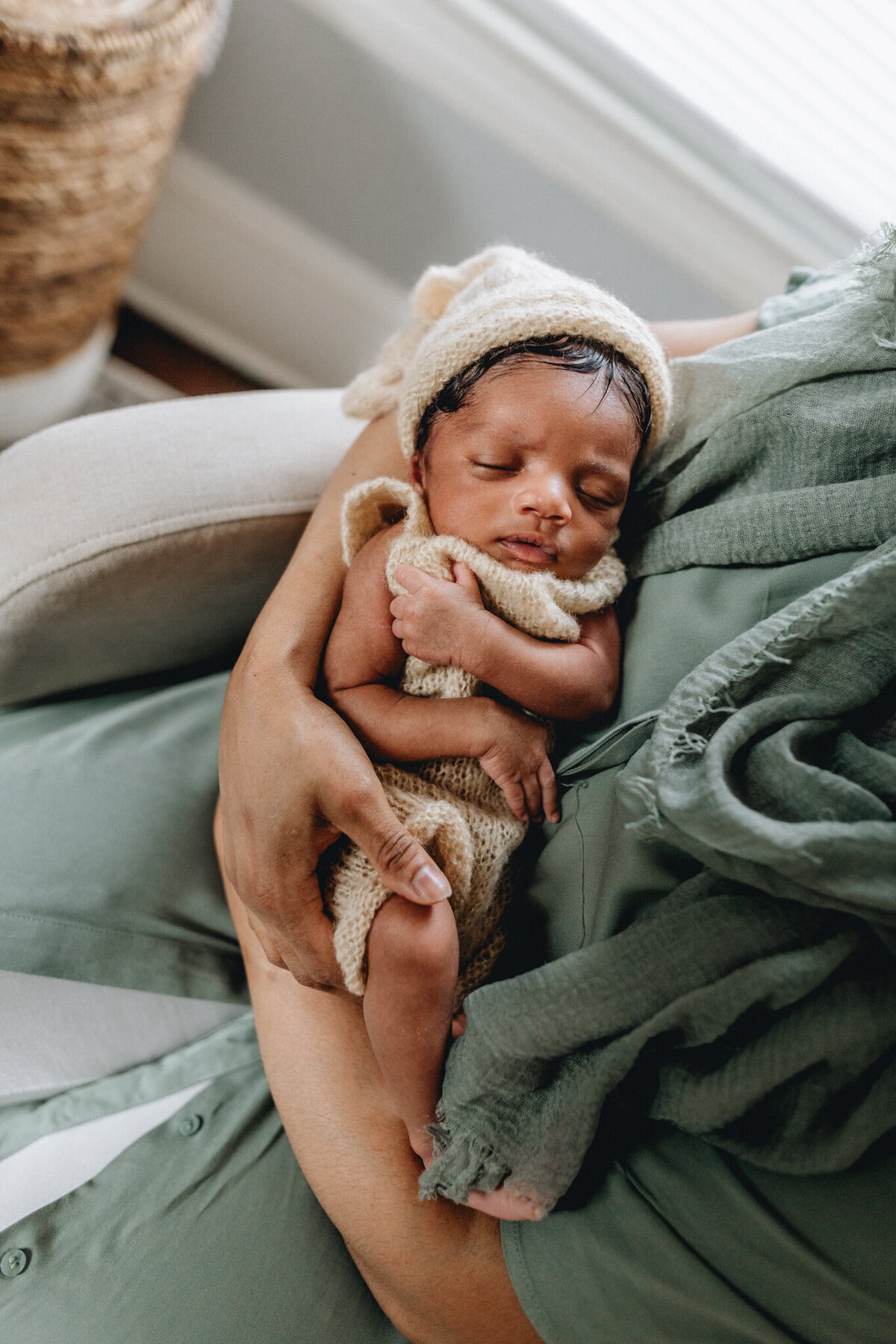 Lifestyle photography of mom holding newborn baby.