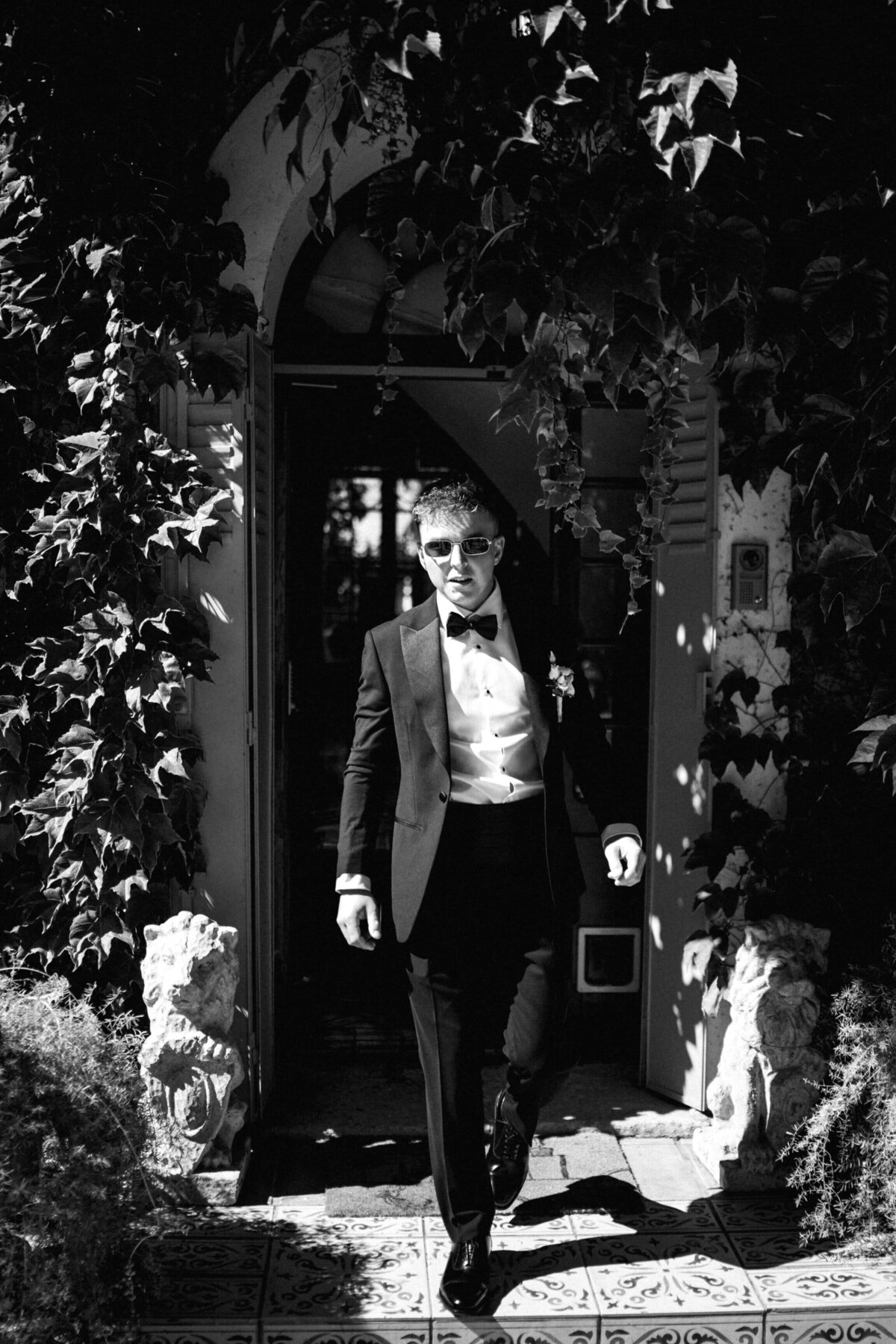 groom-getting-ready-chateau-du-puits-es-pratx1