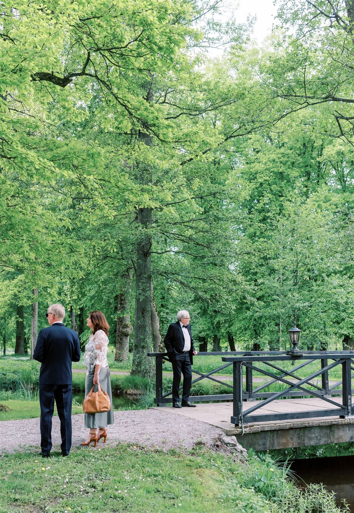 Bröllopsfotograf i Stockholm helloalora Anna Lundgren destination slottsbröllop Rånäs Slott i Roslagen gäster innan utomhus vigsel