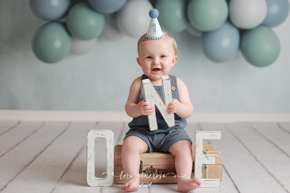 lehigh-valley-photographer-lori-generose-lg-photography-first-birthday-cake-smash-boy-danielsville-pa