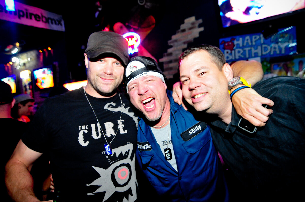 051312dirtydogbar7th205