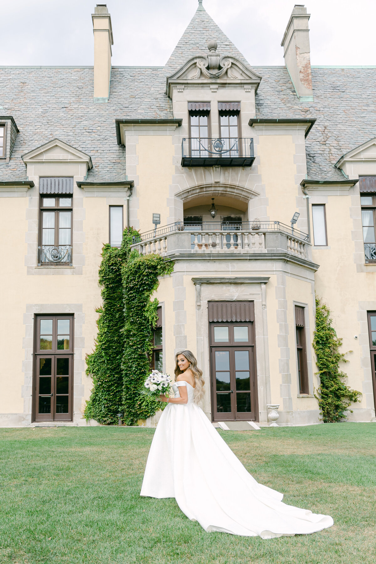 Gorgeous bridal portraits at Oheka Castle