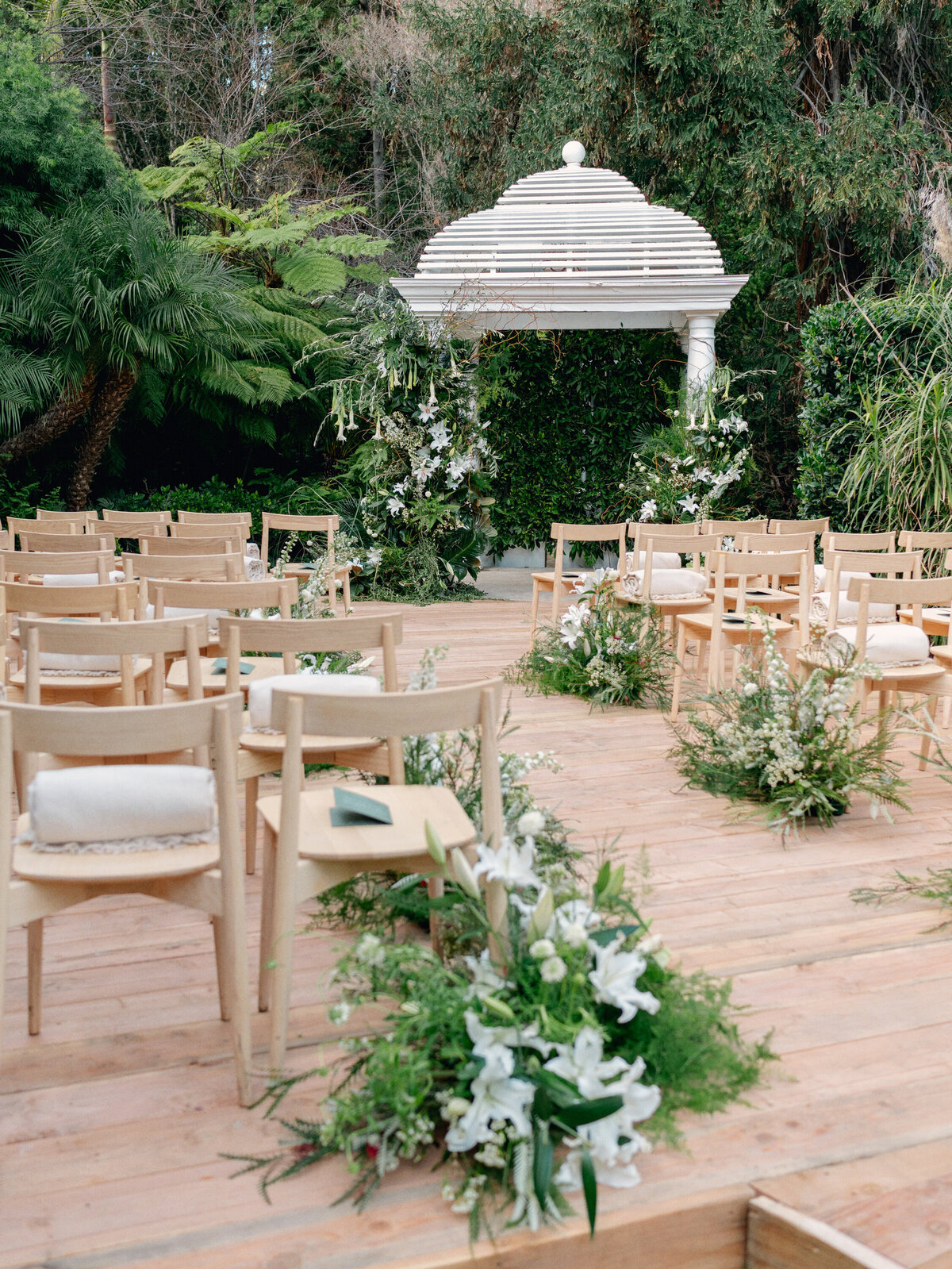 hotel-bel-air-wedding-swan-lake-garden-green-white-natural-flowers