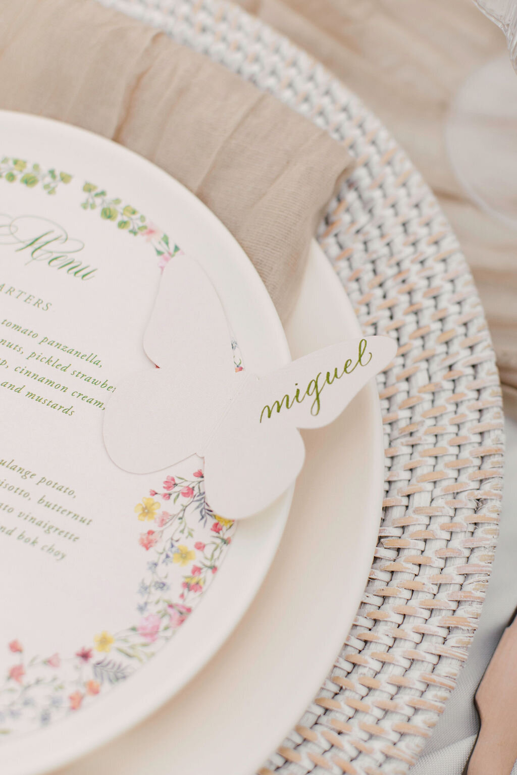 Round wedding menu & butterfly placecard 5