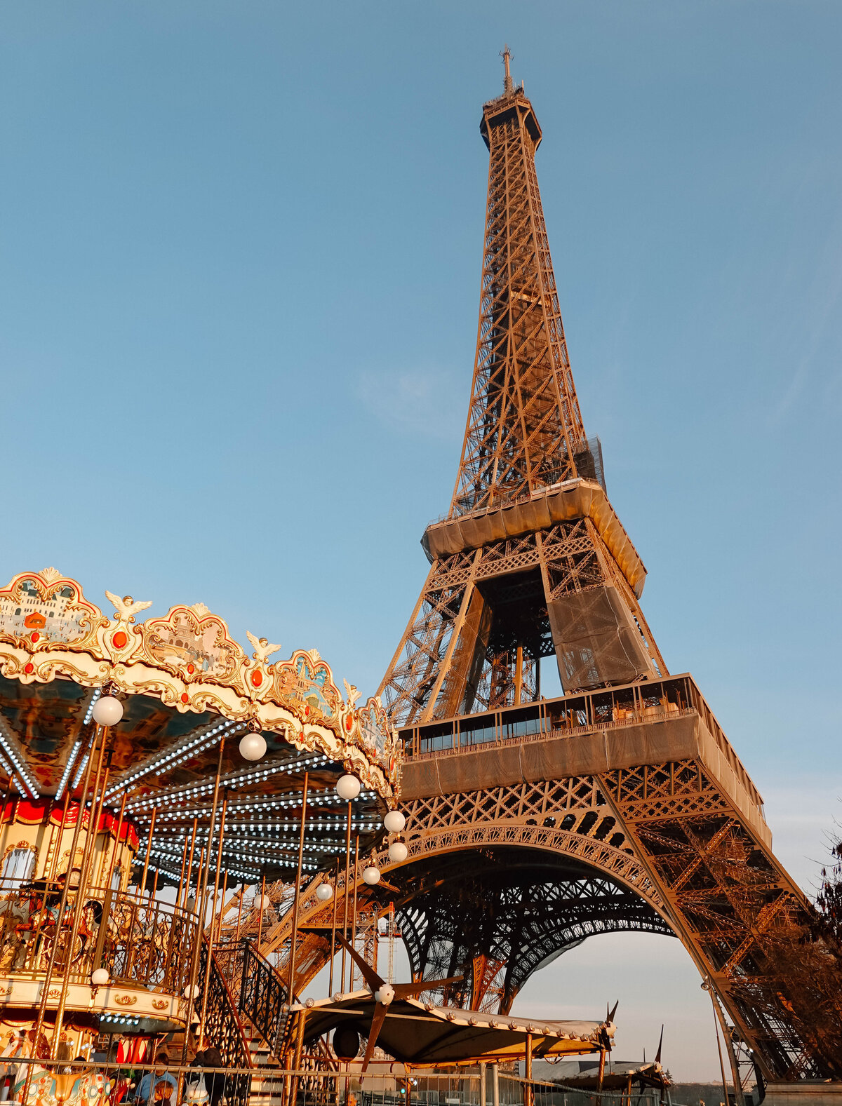 The Eiffel tower and carousel in Paris by a wedding photographer in Paris