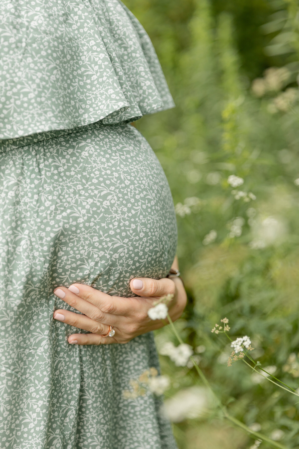 outdoor-maternity-detail-saginaw-forest