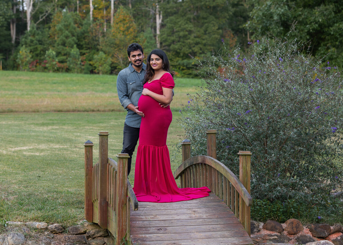 MATERNITY PHOTOS IN OUTDOOR SETTINGS