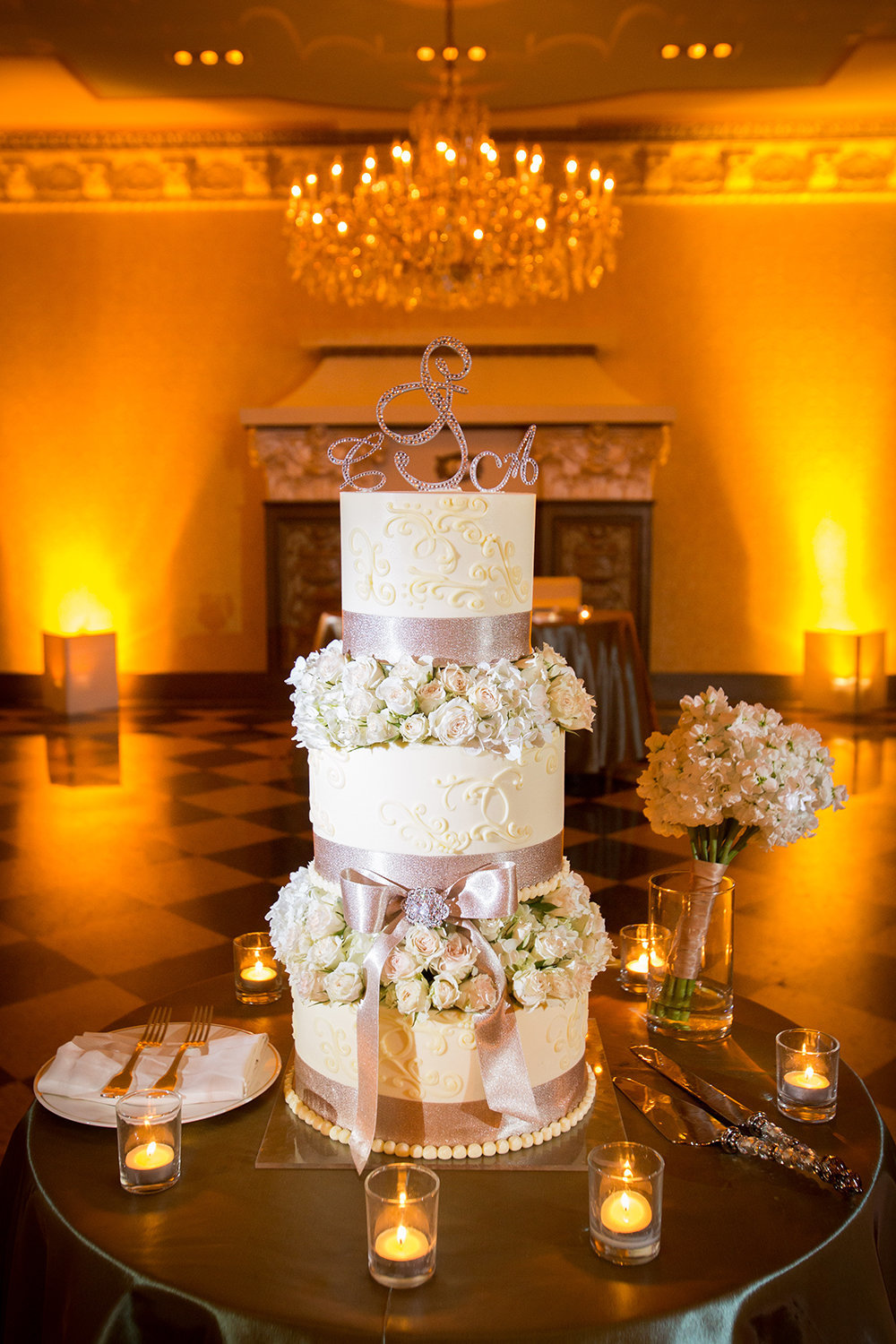US Grant wedding photos cake with beautiful flowers