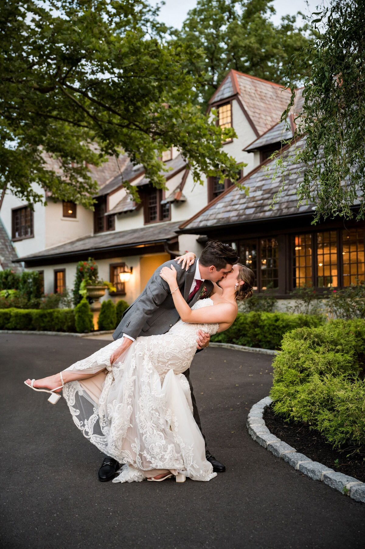 emma-cleary-new-york-nyc-wedding-photographer-videographer-venue-hotel-du-village-10