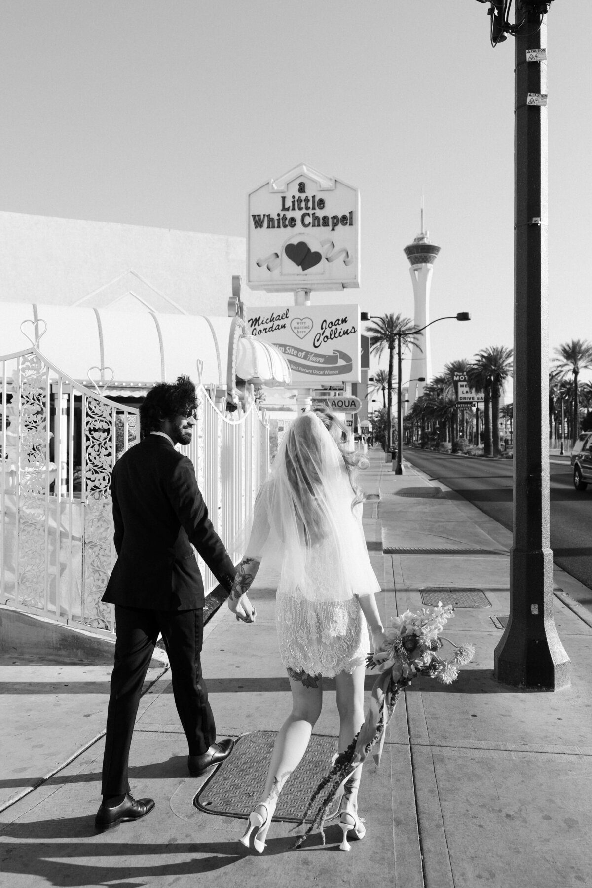 55riskyexposure_hayley-vikram_las-vegas-elopement-photography