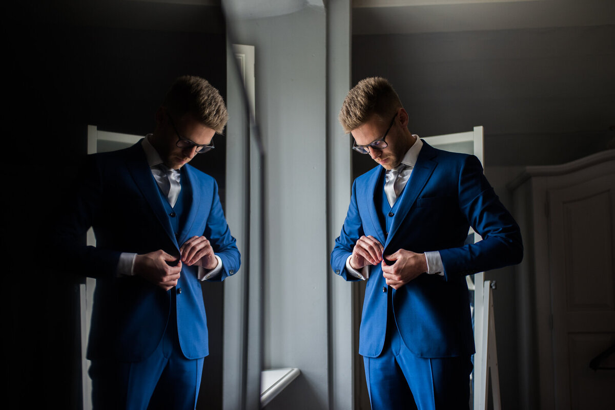 Stijlvolle foto's tijdens het aankleden gemaakt door Juliette Fotografie