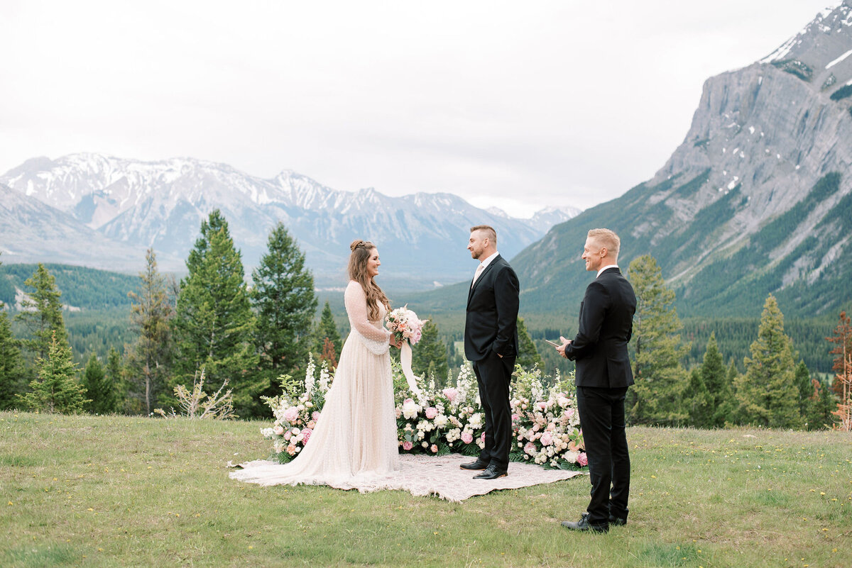 Stunning and romantic mountain elopement by Moments by Madeleine, a romantic and elegant wedding planner based in Calgary, Alberta. Featured on the Brontë Bride Vendor Guide.