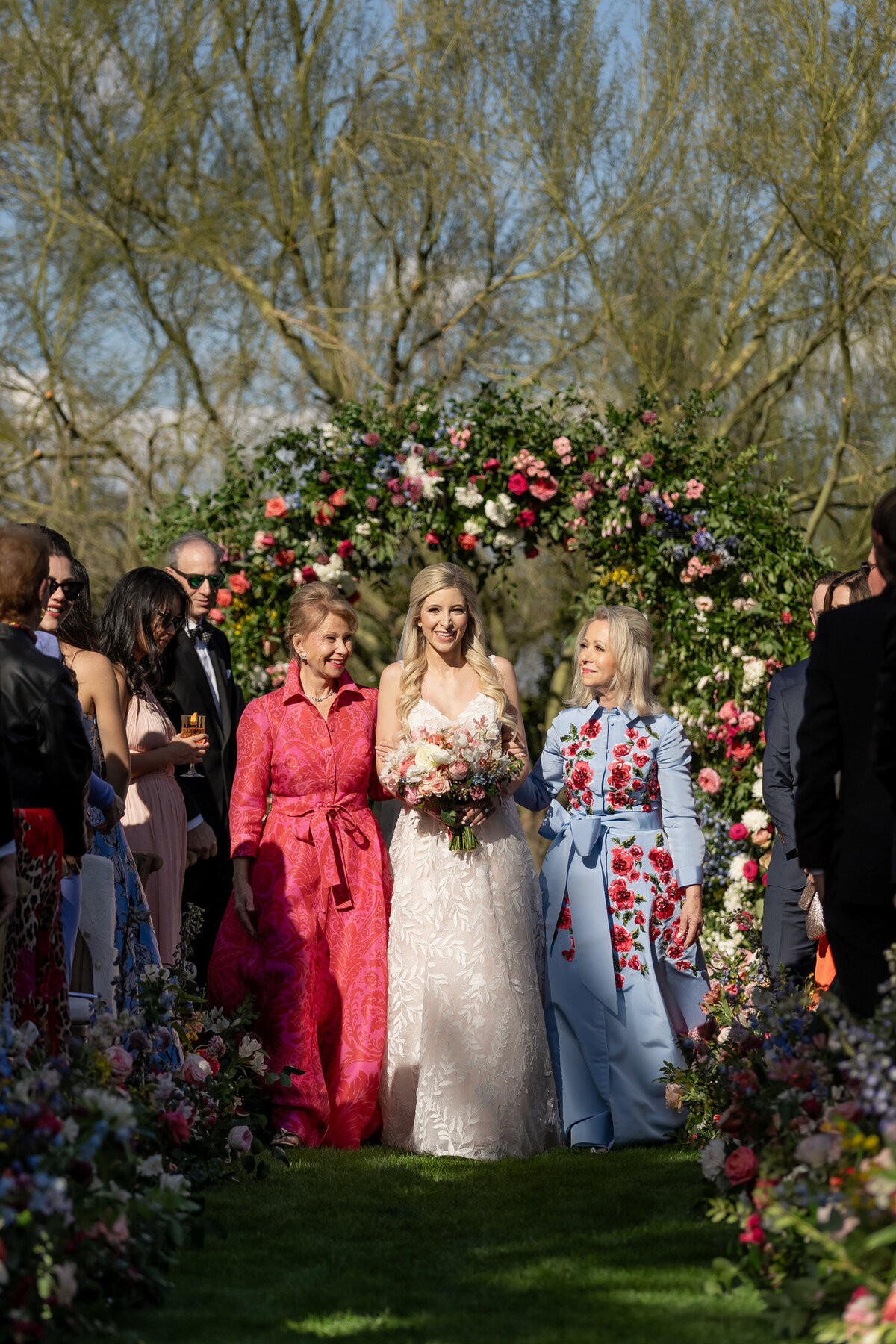 31_aunts-walking-bride-aisle