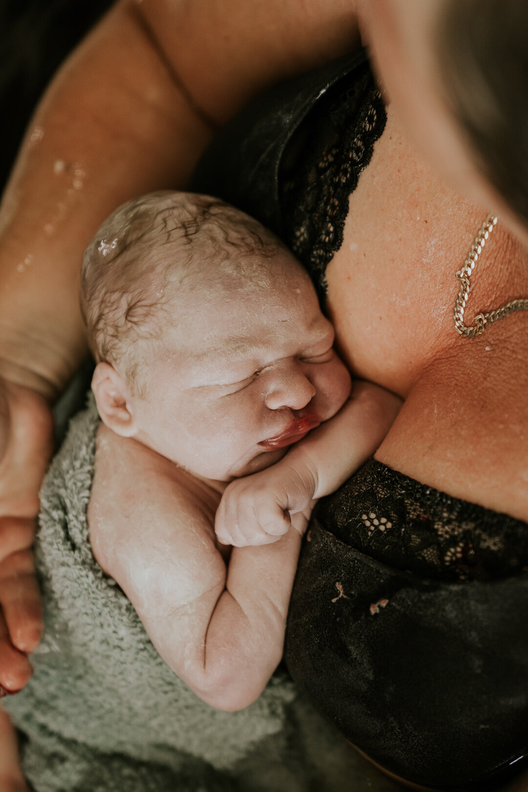 brisbane birth photographer captures homebirth