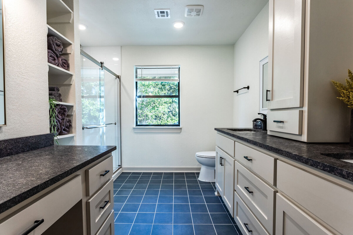 Spacious bathroom with ample counter space at this 4-bedroom, 3.5 bathroom country house for 12 just 10 minutes from downtown Waco, TX.