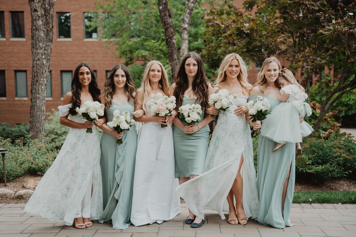 bridesmaids-group-smile-fun-wedding