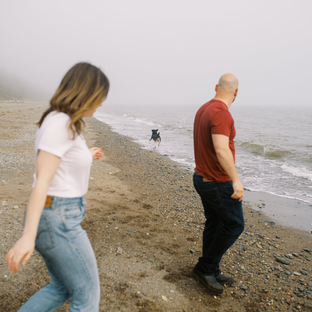 dennis-beach-couple-dog