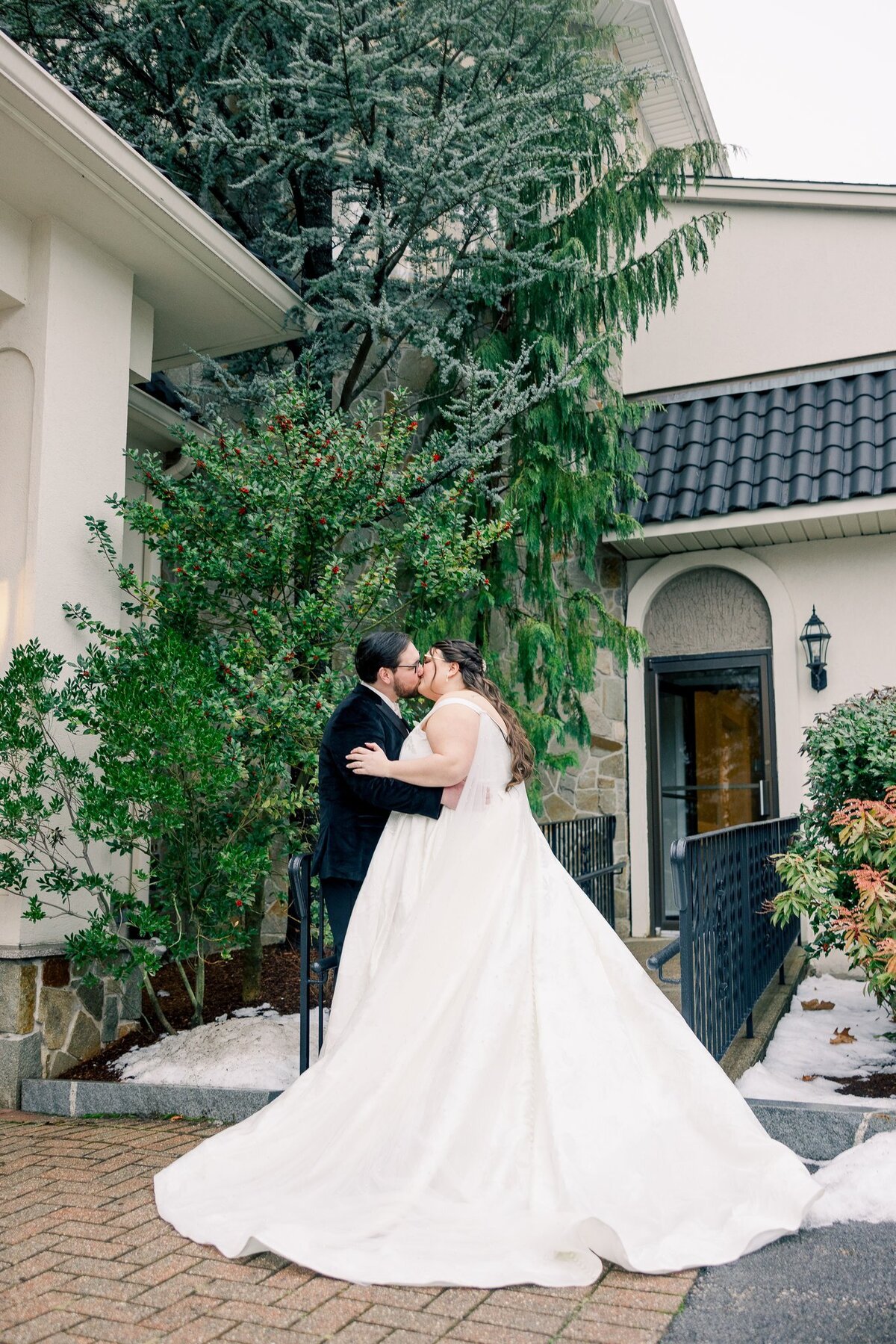 Avenir-winter-wedding-Kelly-Pomeroy-Photography-Abbey-Sam--40