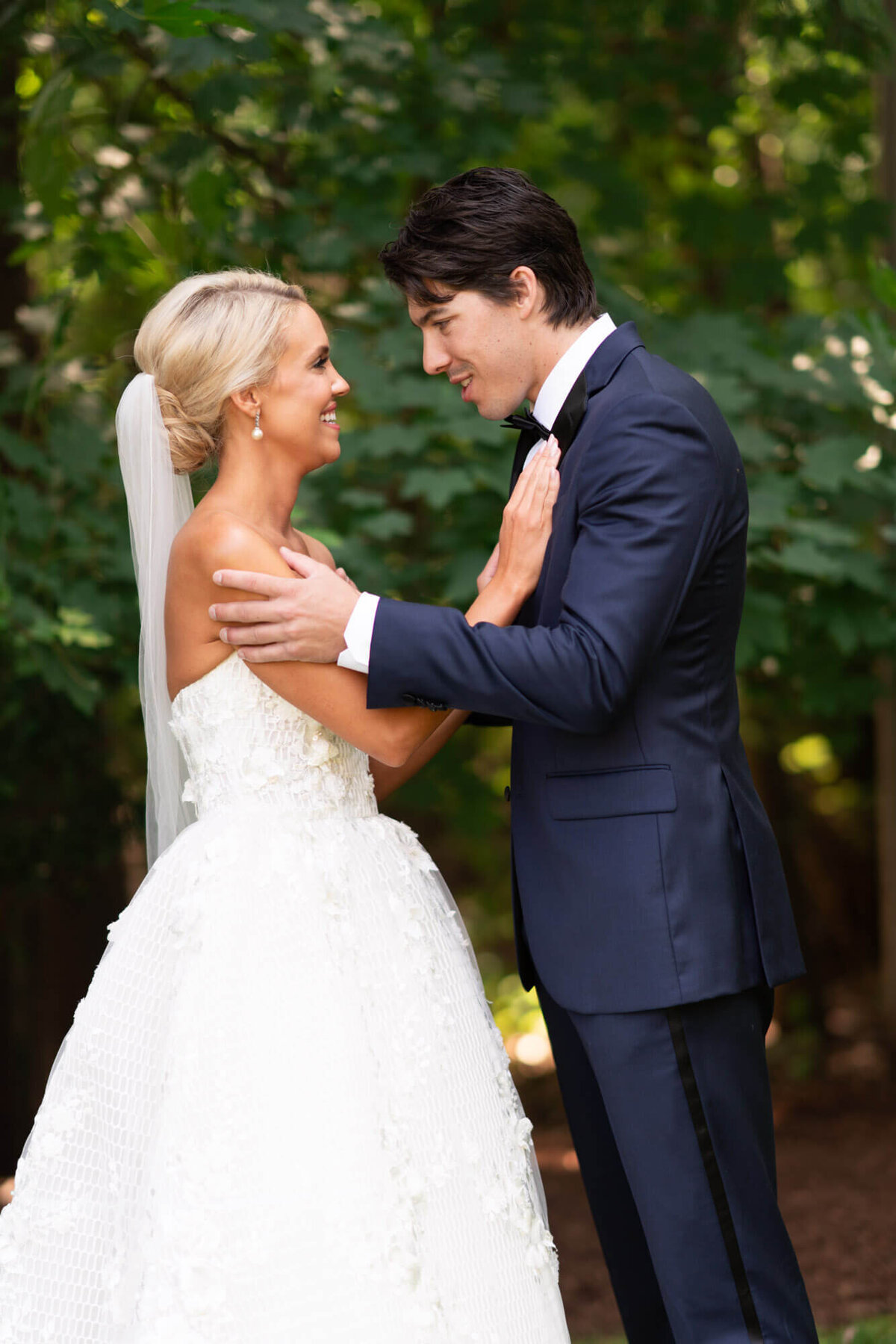 classic-milwaukee-art-museum-urban-wedding-first-look-5