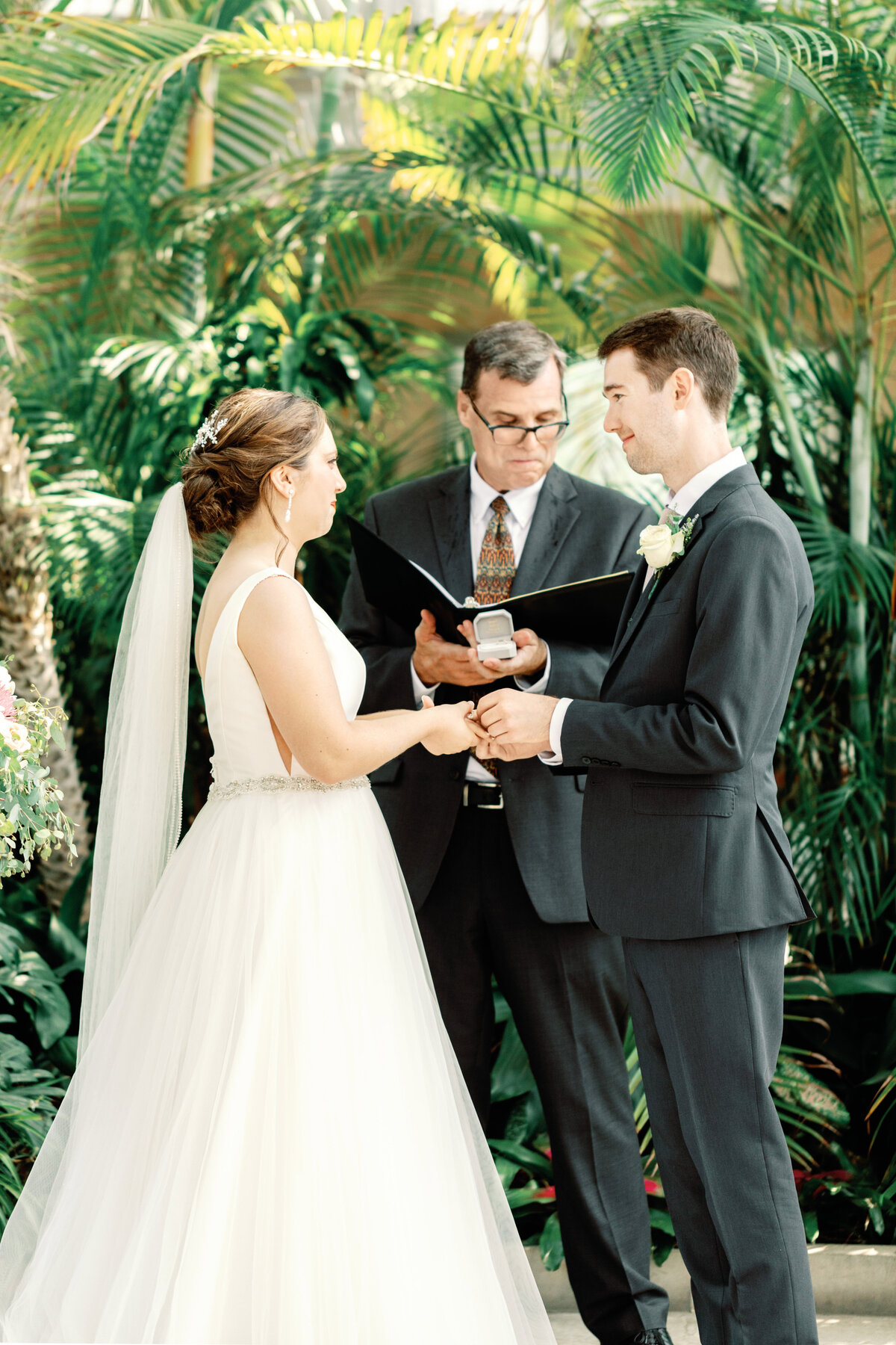 Wedding-Couple-at-the-Altar