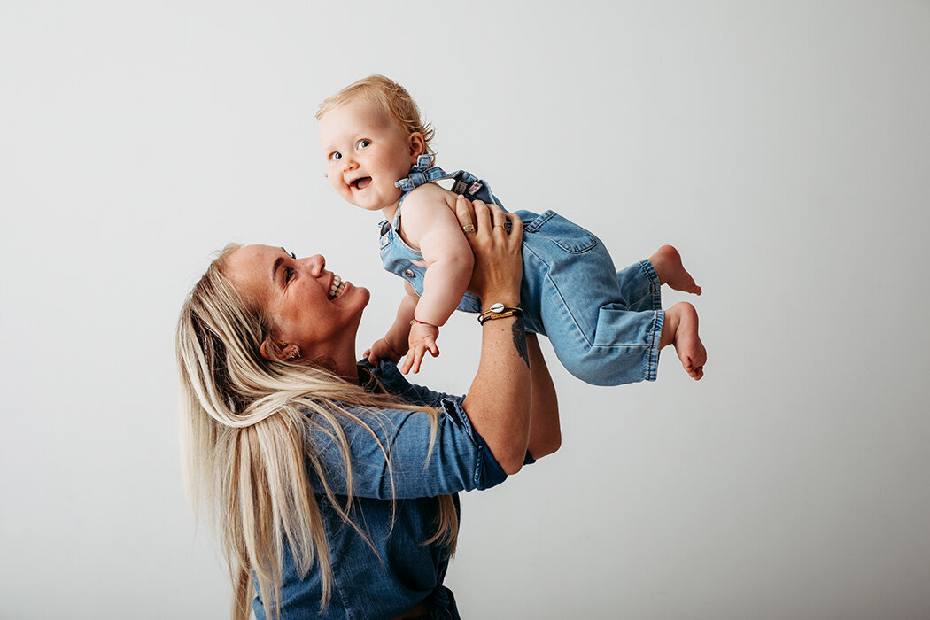 1jaarfotoshoot, babyportret, 1jaarfotostudio, kinderportretwitteachtergrond, kinderfotograafbrabant, rucphen schijf, kleinzundert, bosschenhoofd, halderberge, bergenopzoom, ettenleur, oudenbosch