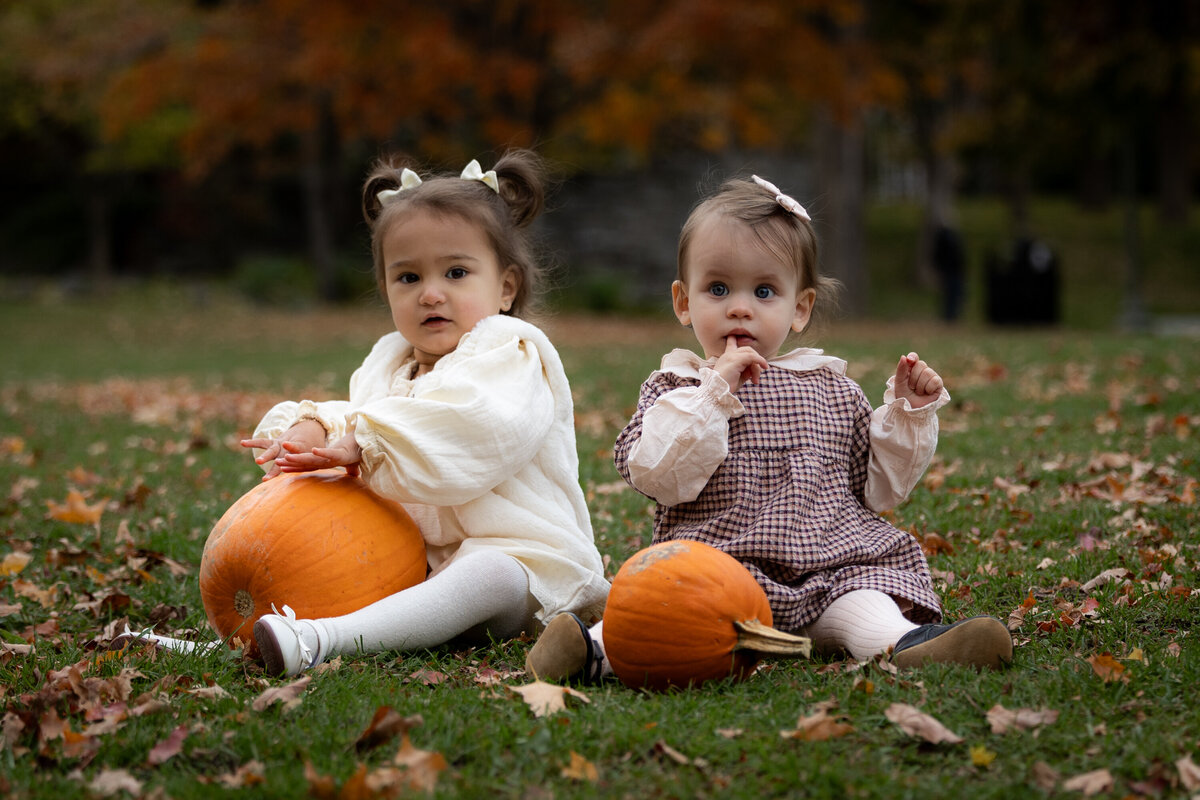 Fillettes avec citrouilles dans un parc en automne Montréal