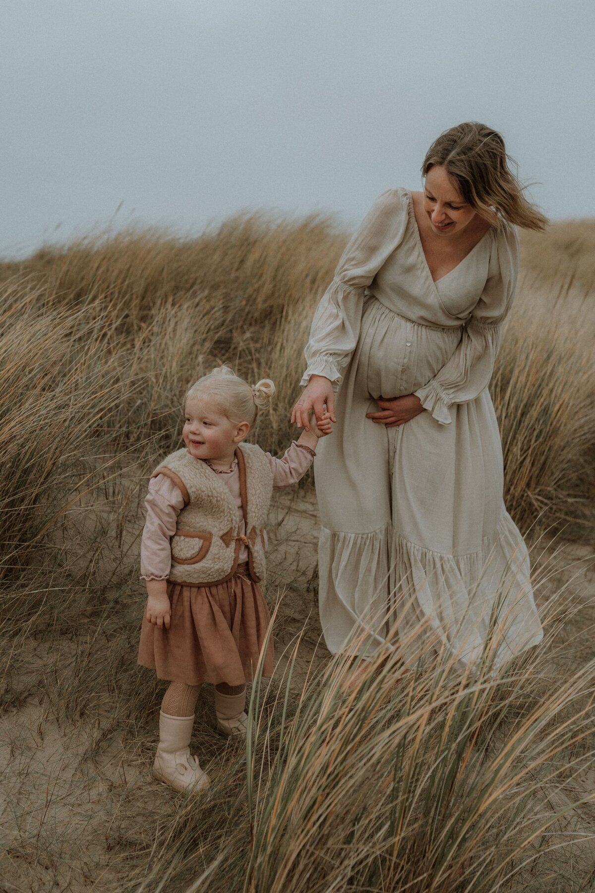 Zwangerschapshoot alkmaar zwanger baby fotoshoot fotograaf strand egmond aan zee bergen castricum 