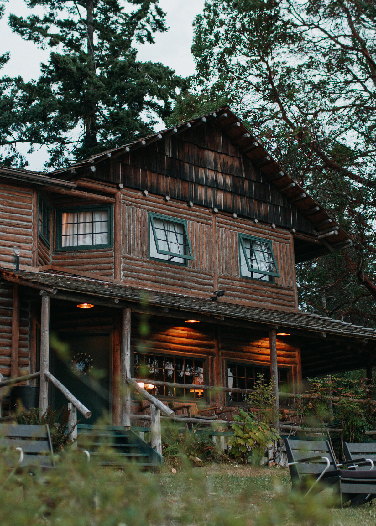 Lodge-wedding-venue-Captain-Whidbey-jennifer-moreno-photography-documentary-style-Washington